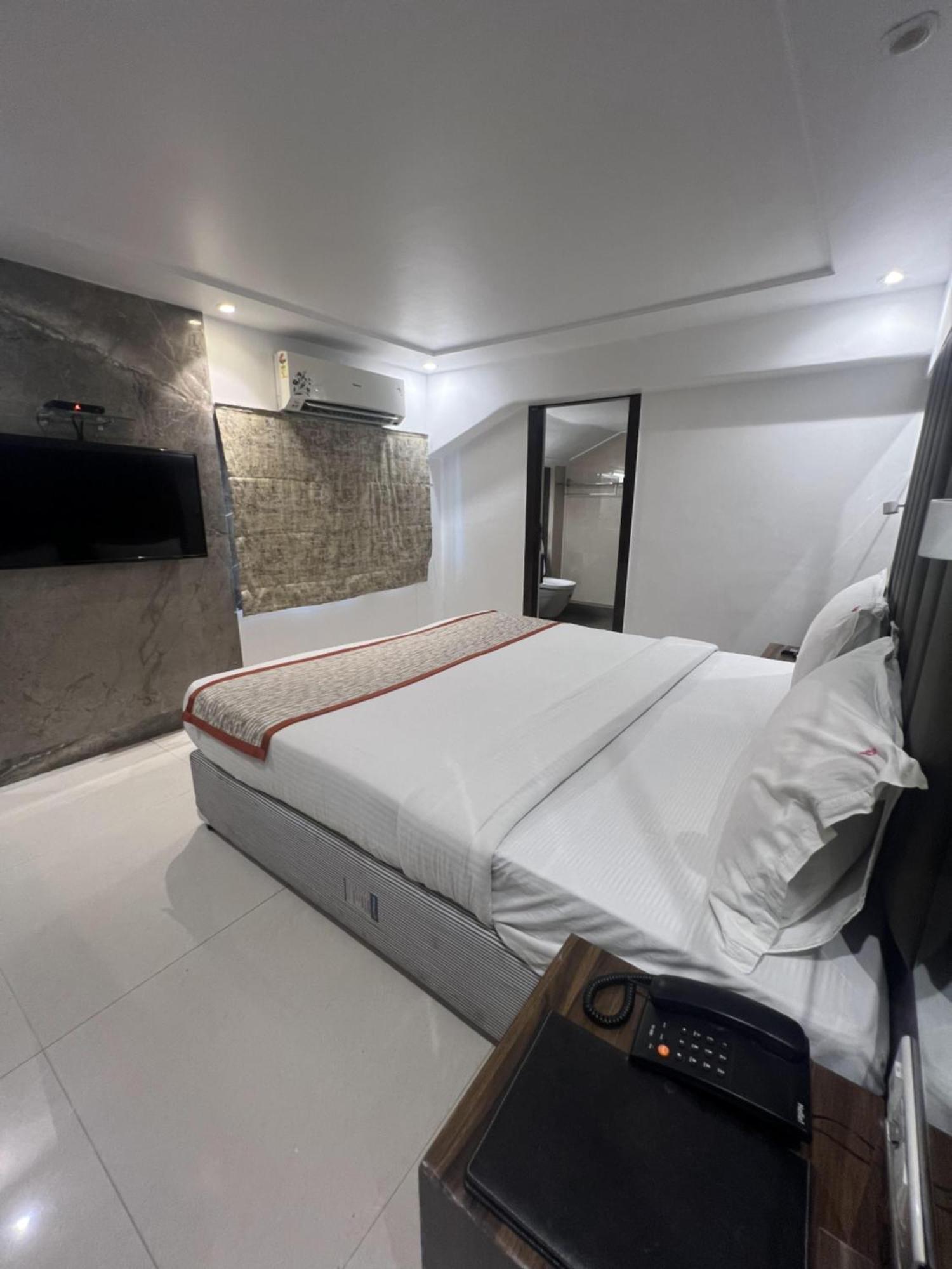 Hotel Supreme - Cuffe Parade Mumbai Exteriör bild