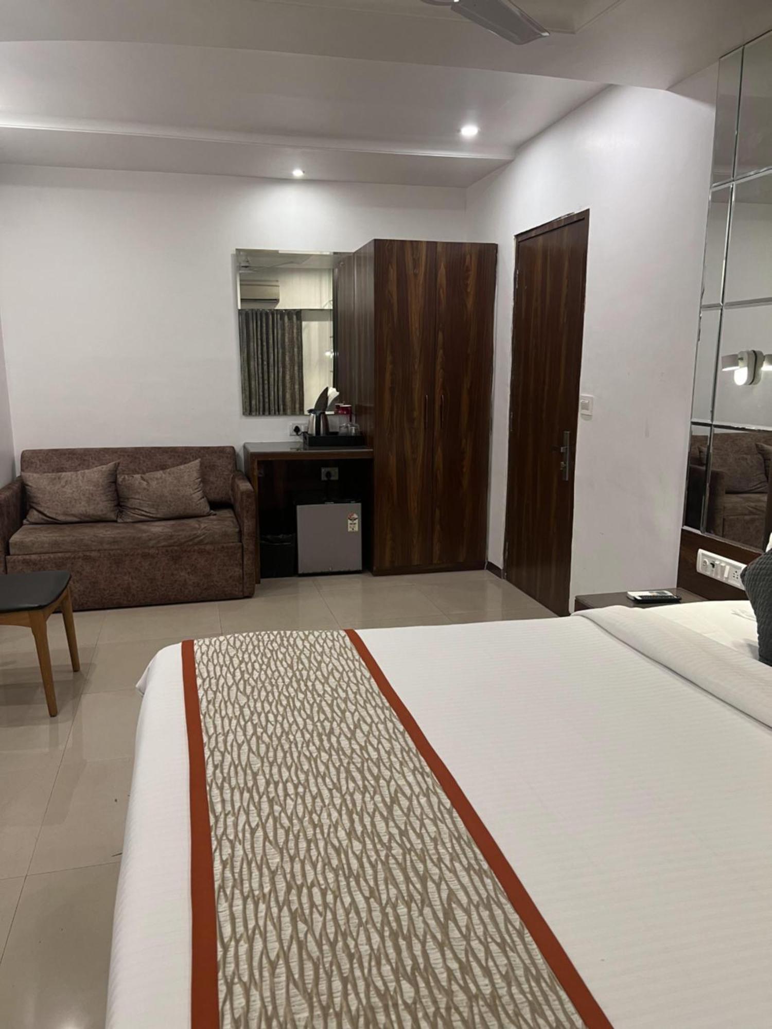 Hotel Supreme - Cuffe Parade Mumbai Exteriör bild