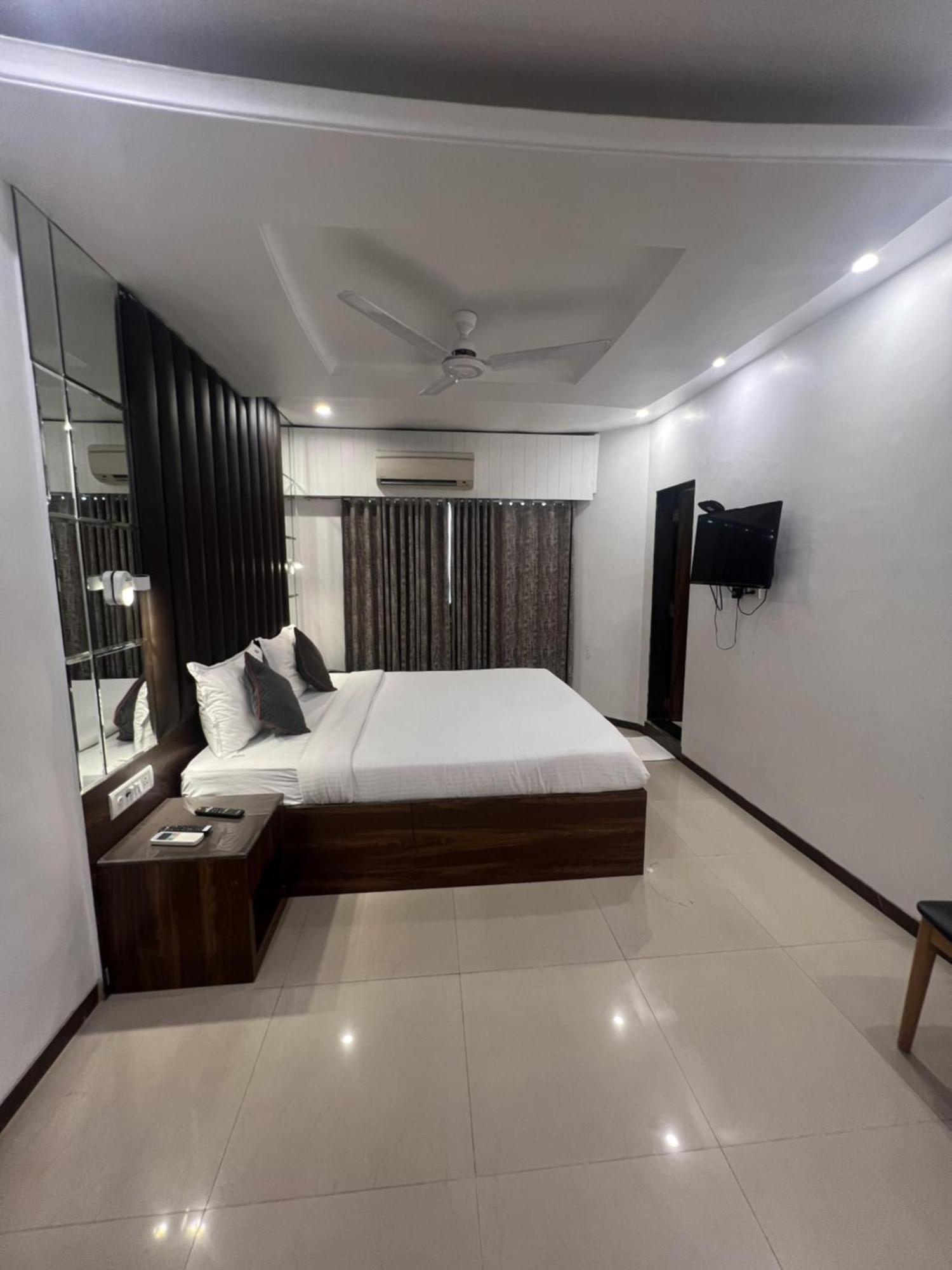 Hotel Supreme - Cuffe Parade Mumbai Exteriör bild