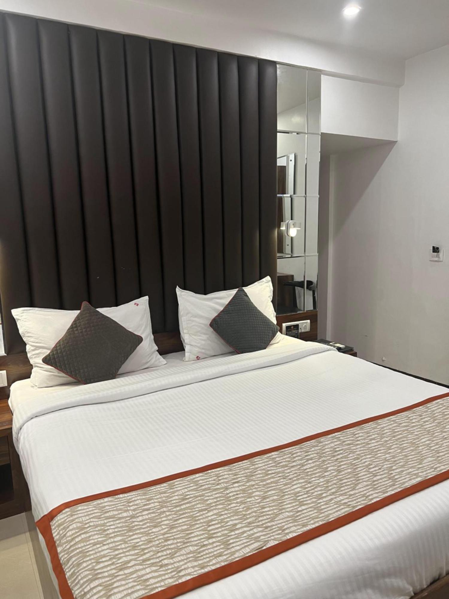 Hotel Supreme - Cuffe Parade Mumbai Exteriör bild
